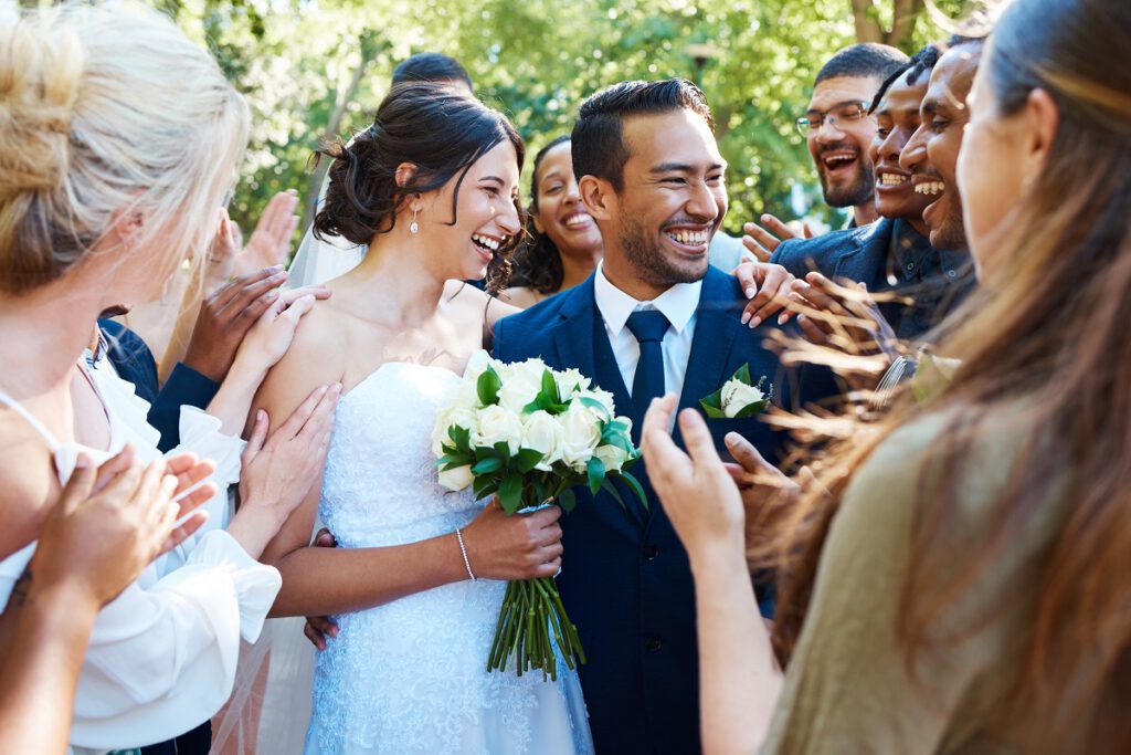 Ile dać na wesele - para młoda i goście weselni