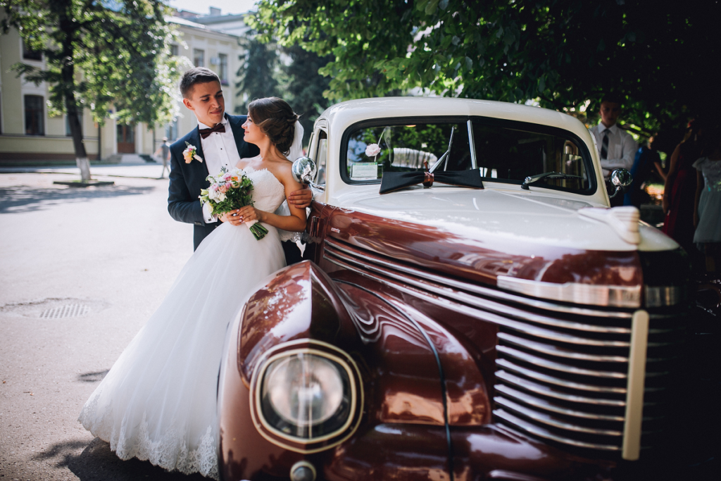Brama weselna - piękna para młoda przy zabytkowym samochodzie
