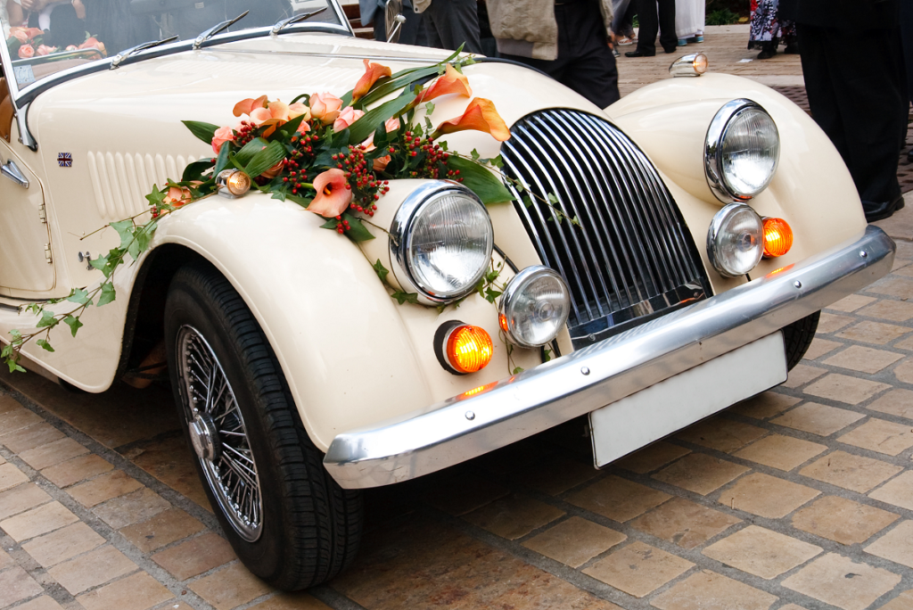 Brama weselna - kwiatowe dekoracje samochodu do ślubu
