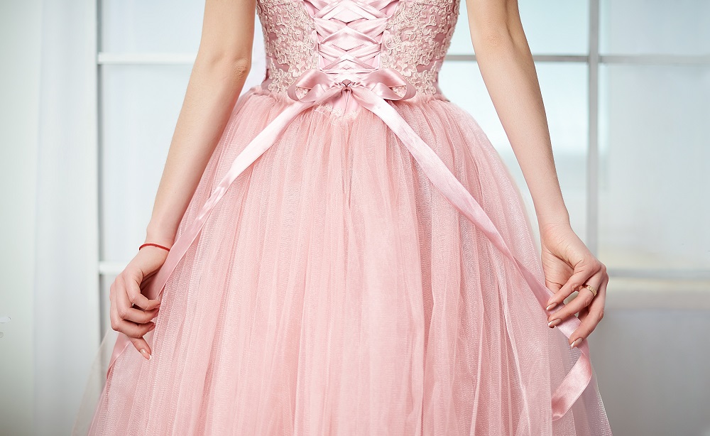 Różowa suknia ślubna. Wiązana z tyłu różowa suknia ślubna.