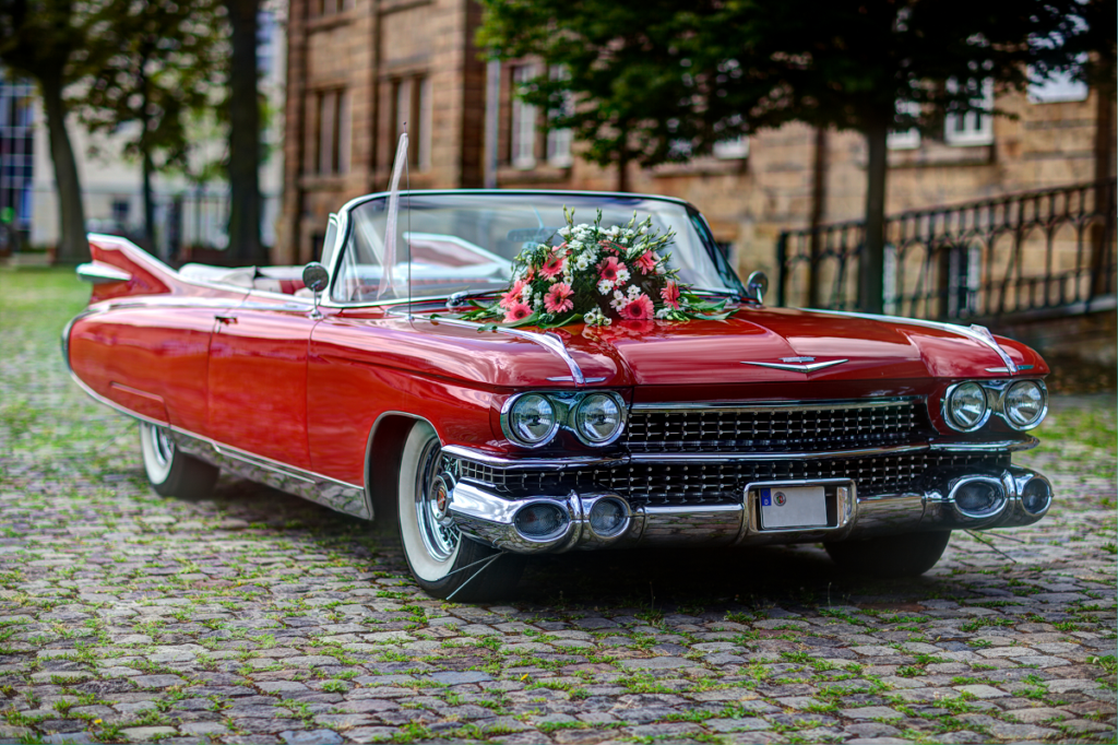 Brama weselna - zabytkowe czerwone auto