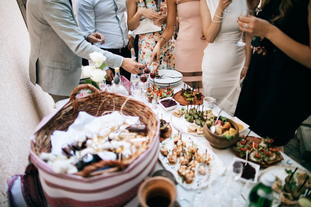 Menu weselne - goście stojący przy wiejskim stole