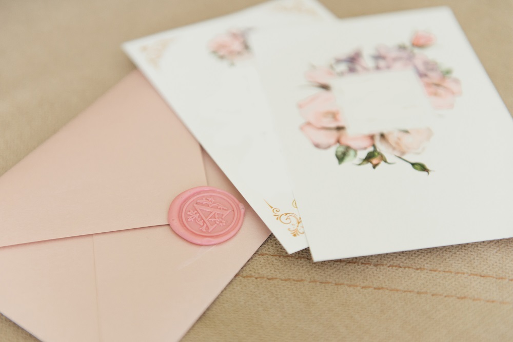 życzenia ślubne w różowej kopercie