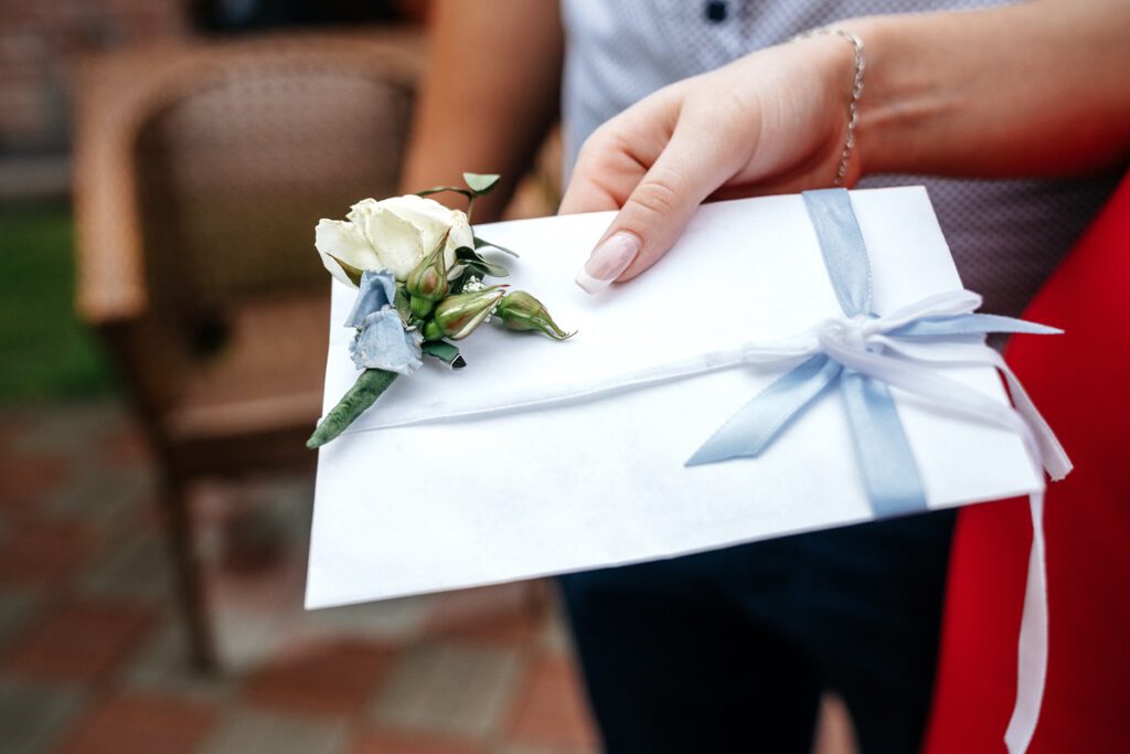 Ślubny savoir-vivre gości weselnych - ile dać w kopercie 