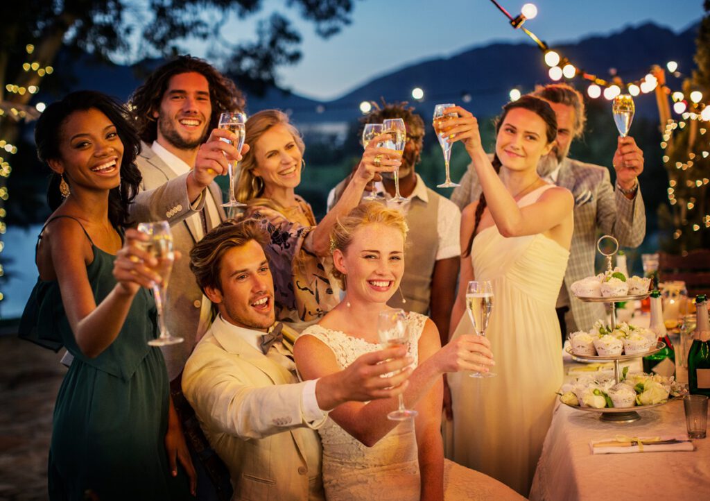 Ślubny savoir-vivre - goście weselni z parą młodą 