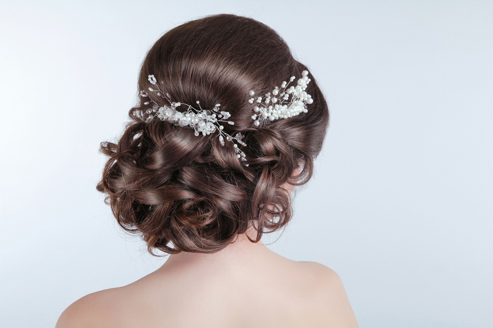 Zmysłowy kok na lini szyi jako przykład fryzury na wesele
