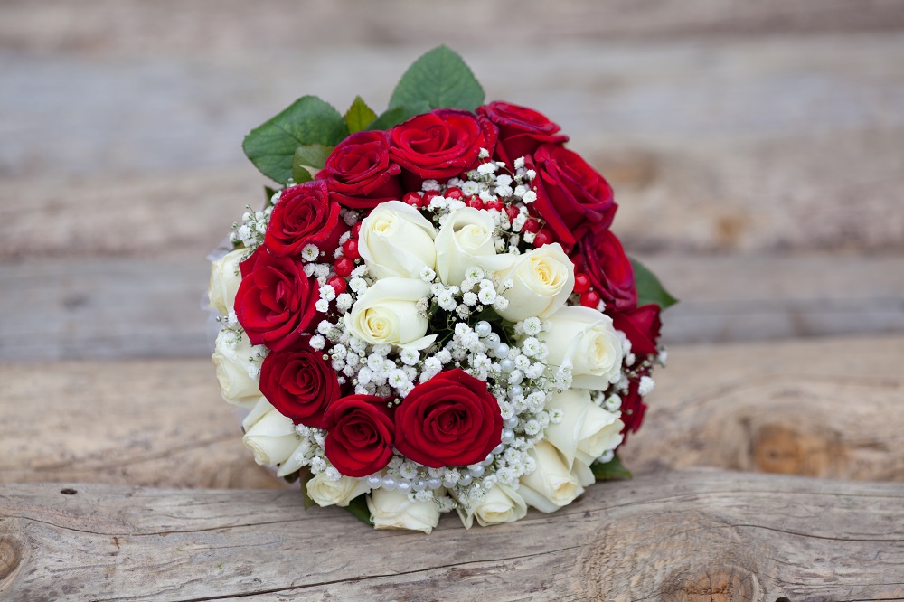 Bukiet z gipsówki i czerwonych oraz białych róż.