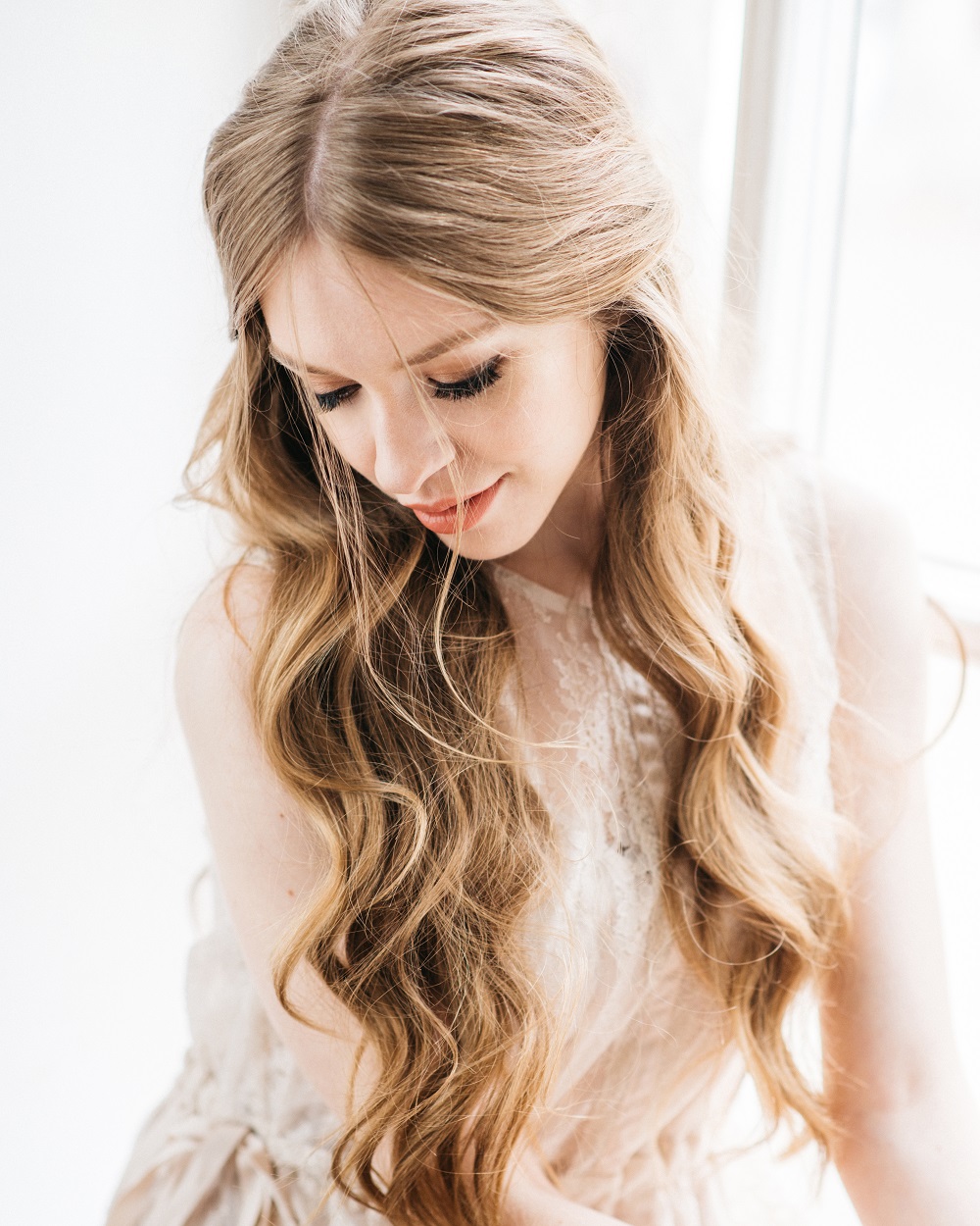Długie, rozpuszczone włosy jako przykład fryzury na wesele.