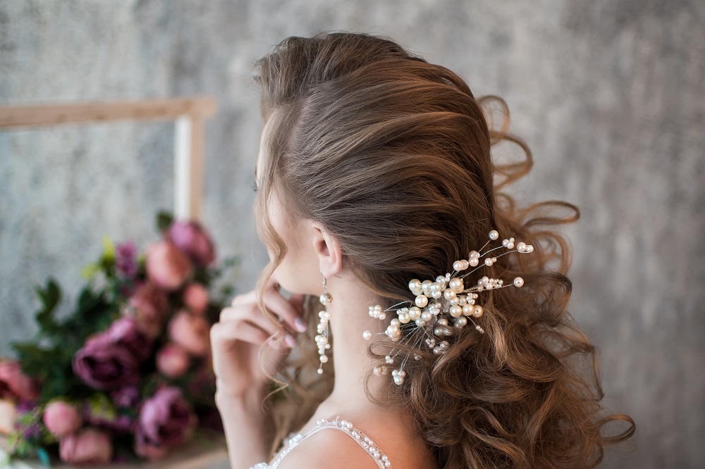 Delikatne, kaskadowe upięcie jako przykład fryzury na wesele.