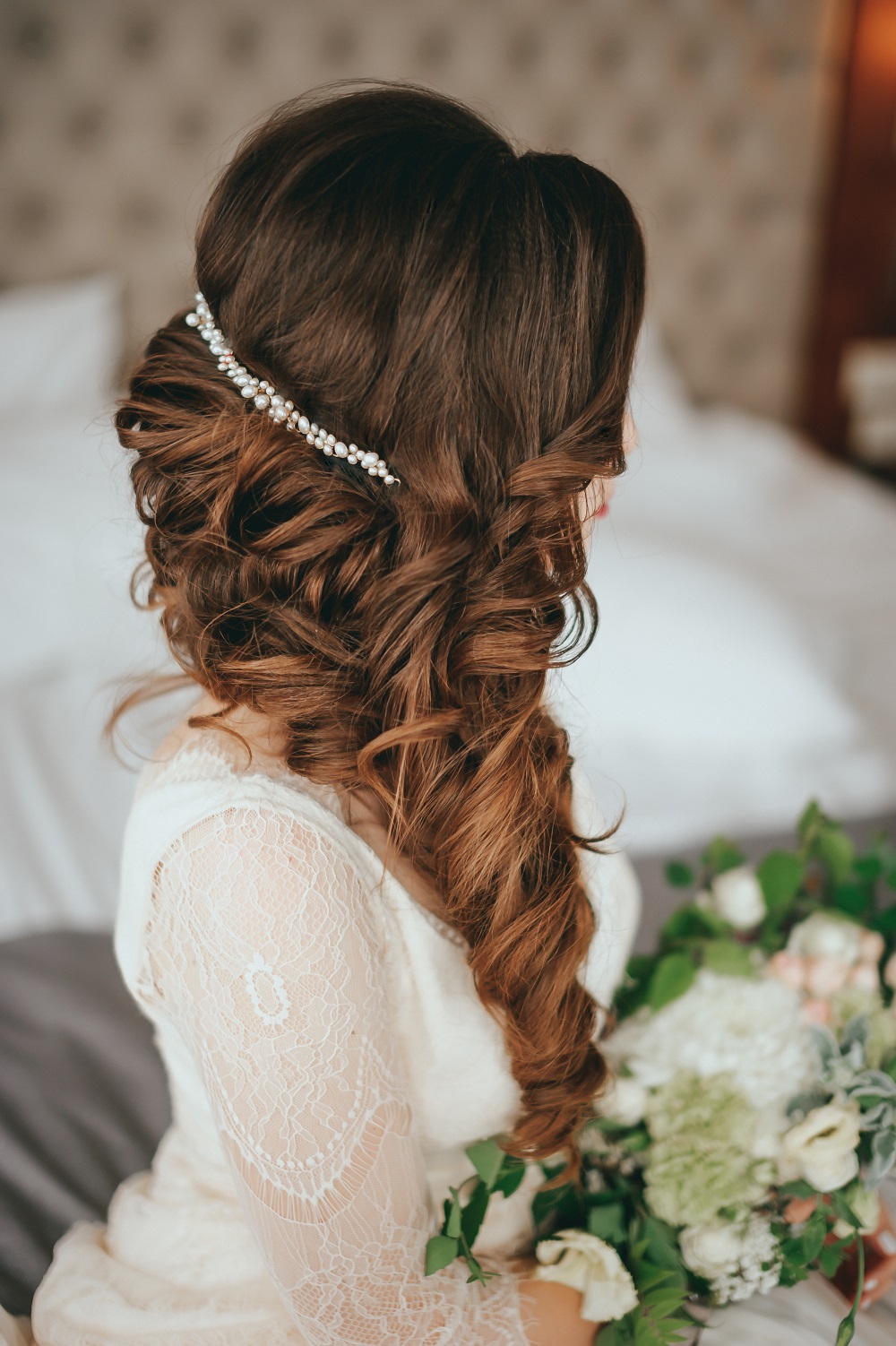 Przepiękny kaskadowy warkocz jako przykład fryzury na wesele