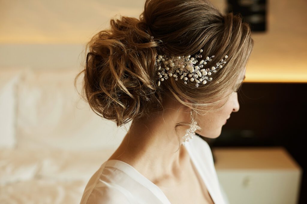 Fryzury na wesele – długie, średnie i krótkie włosy. Fryzury na wesela 2024. Fryzura na ślub, wybierz idealną!✨ 