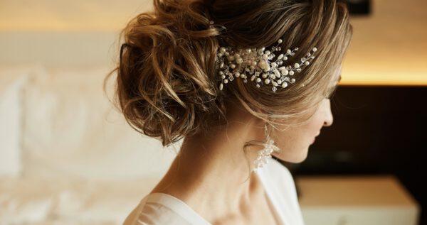 Fryzury na wesele – długie, średnie i krótkie włosy. Fryzury na wesela 2024. Fryzura na ślub, wybierz idealną!✨