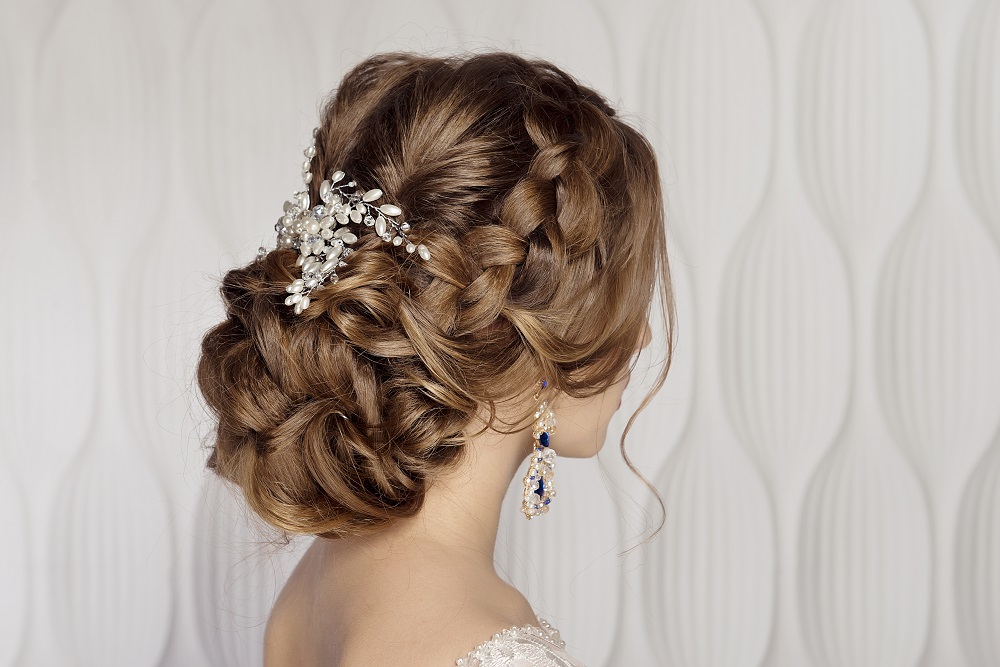 Subtelne upięcie długich włosów jako przykład fryzury na wesele.