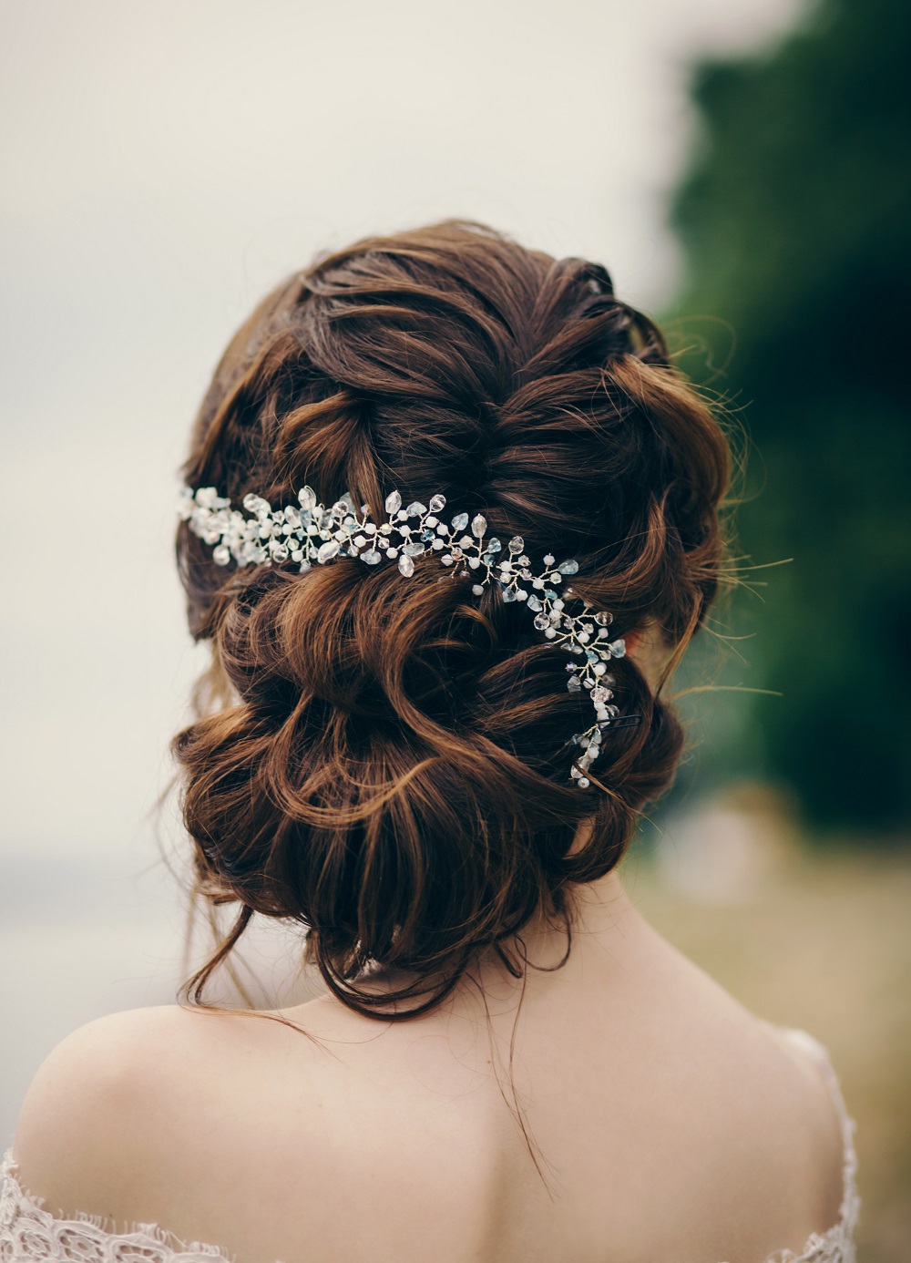 Piękny kok jako przykład fryzury na wesele.