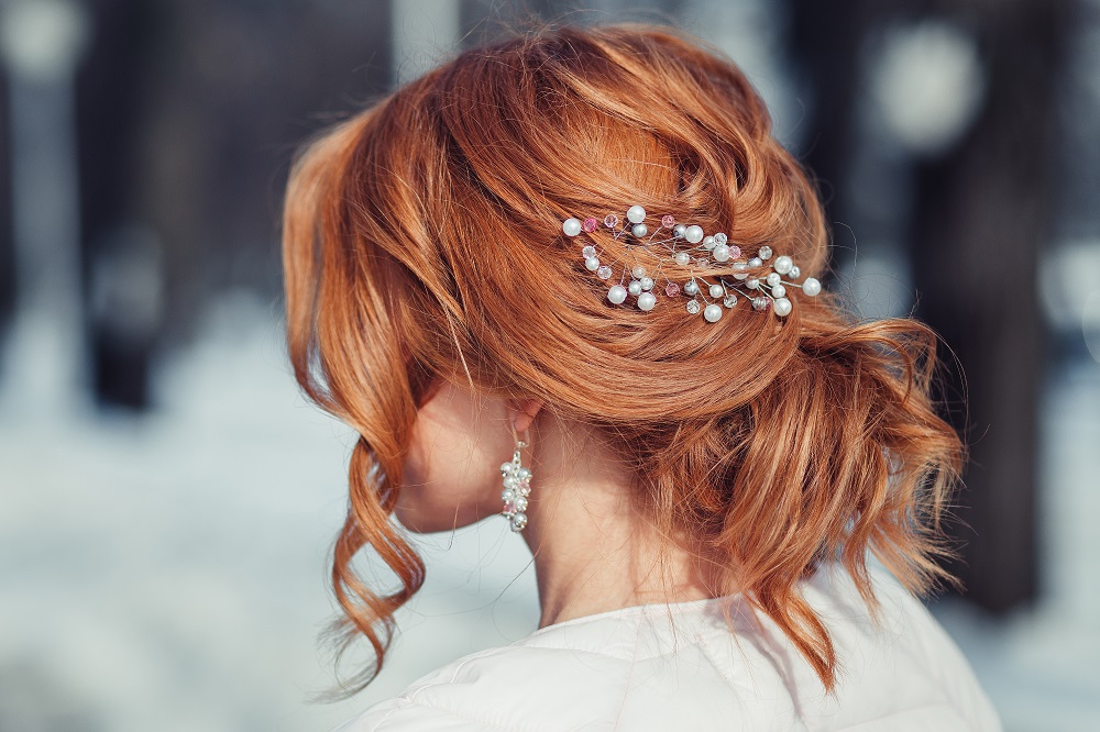 Upięcie włosów średniej długości jako przykład fryzury na wesele.