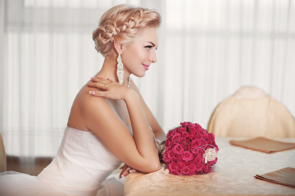 Warkocz zapleciony dookoła głowy jako przykład fryzury na wesele