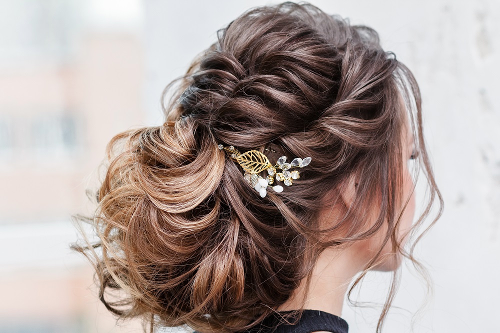 Luźne upięcie włosów jako przykład fryzury na wesele.
