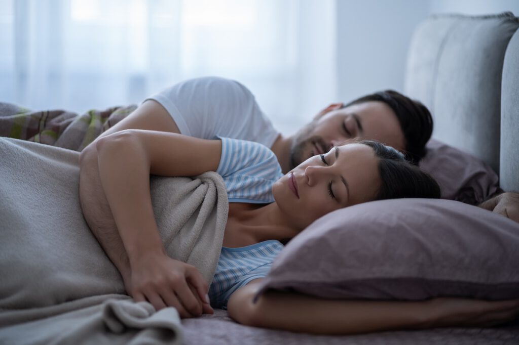 znaczenie interpretacji snu o zdradzie - śpiąca para
