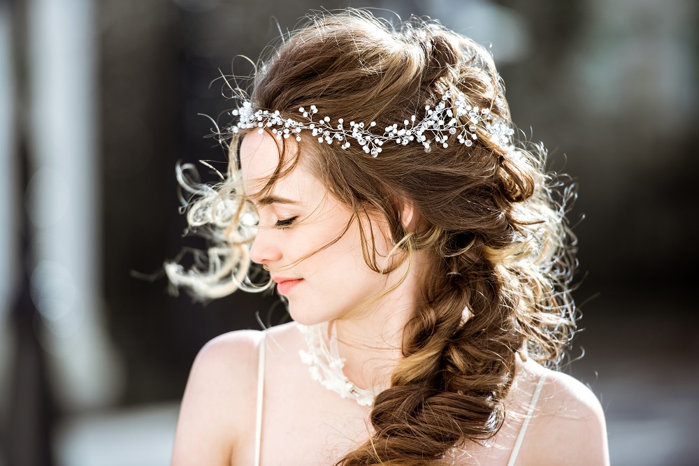 Piękny, długi warkocz jako przykład fryzury na wesele.