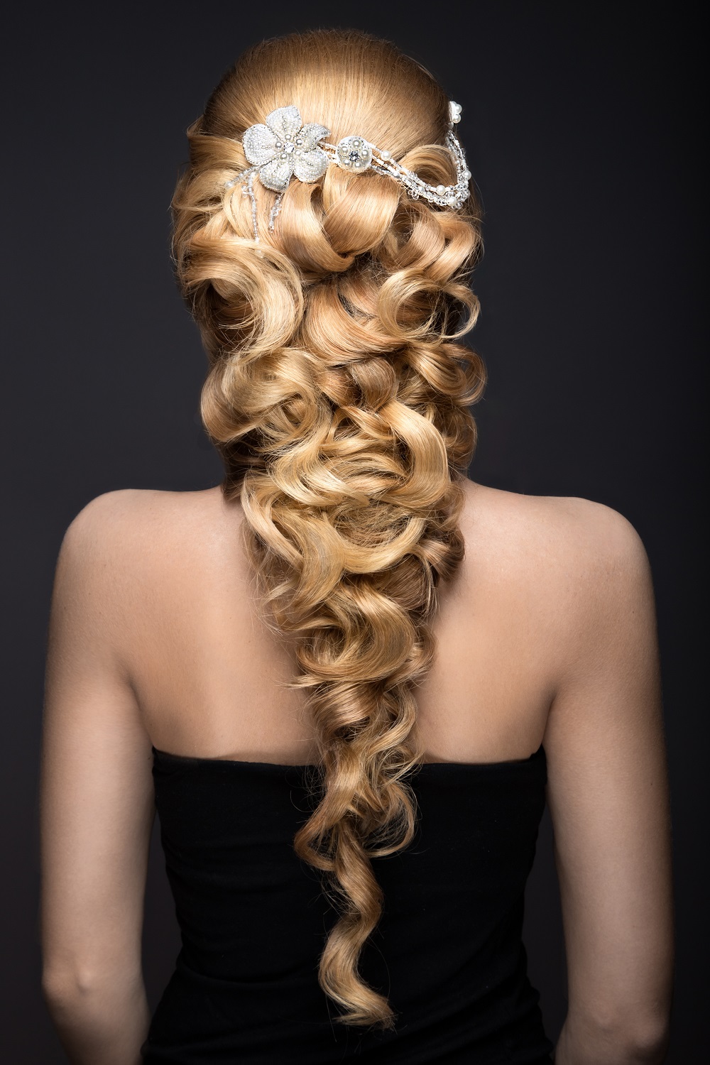 Długi blond warkocz jako przykład fryzury na wesele.