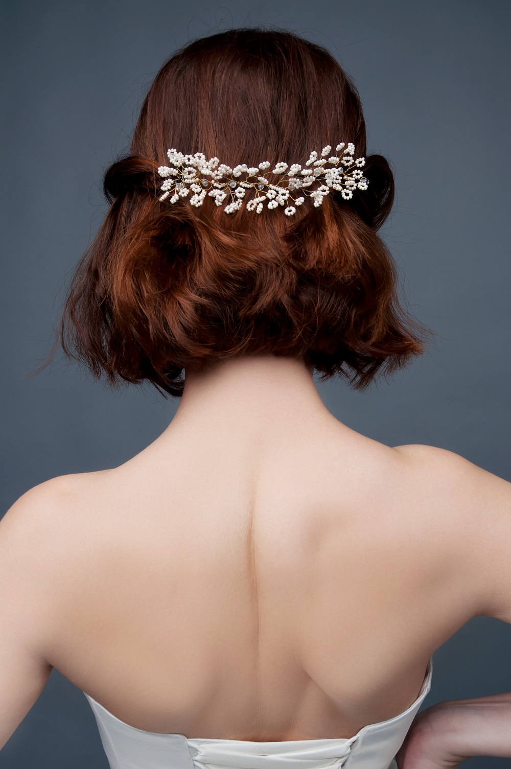 Subtelne upięcie na krótkich, rudych włosach jako przykład fryzury na wesele