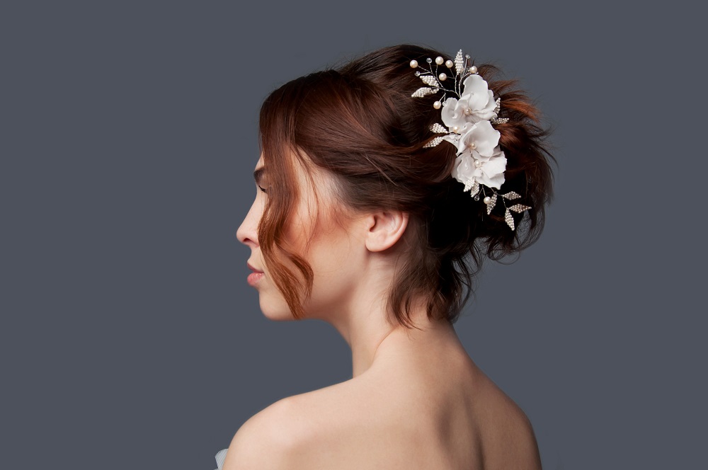 Upięcie włosów średniej długości jako przykład fryzury na wesele.