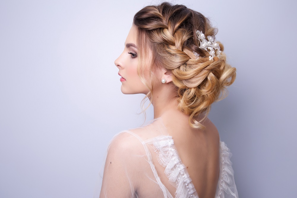 Piękne, zmysłowe upięcie z warkoczem jako przykład fryzury na wesele.