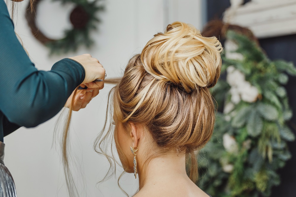 Wysoki kok na czubku głowy jako przykład fryzury na wesele.