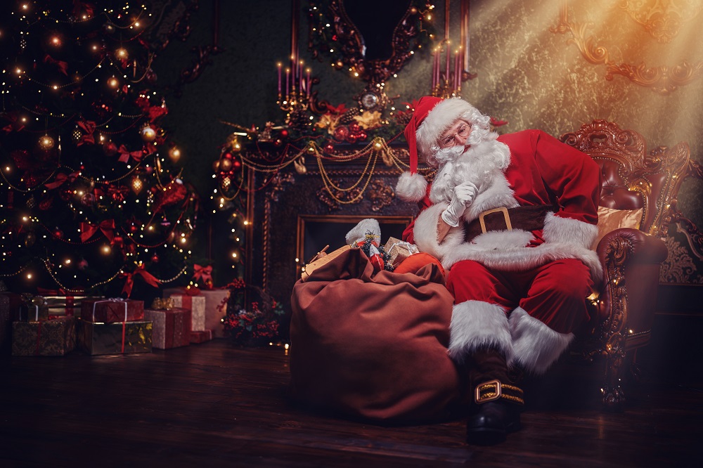 Tradycje bożonarodzeniowe - Święty Mikołaj rozdający prezenty