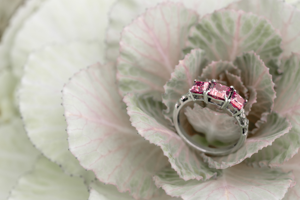 Pierścionek zaręczynowy z różowymi kamieniami