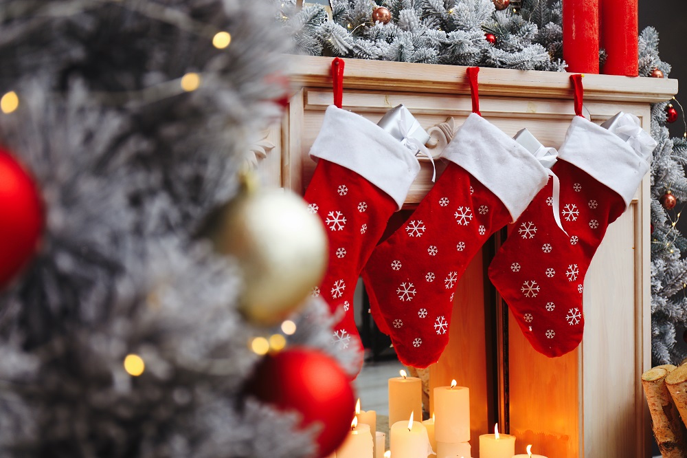 Tradycje bożonarodzeniowe - świąteczne skarpety na kominku