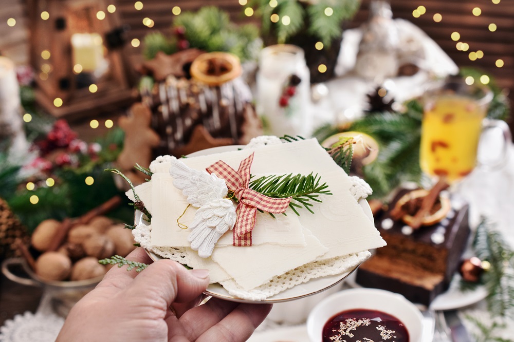 Tradycje bożonarodzeniowe - opłatek na talerzu