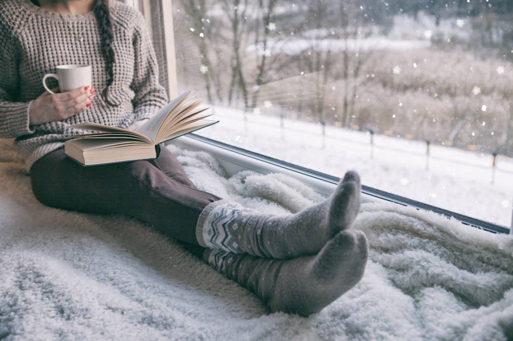 randka zimą podczas wspólnego czytania książek