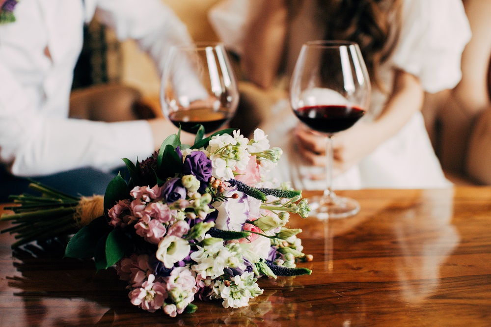 Czerwone wino na wesele w kieliszkach