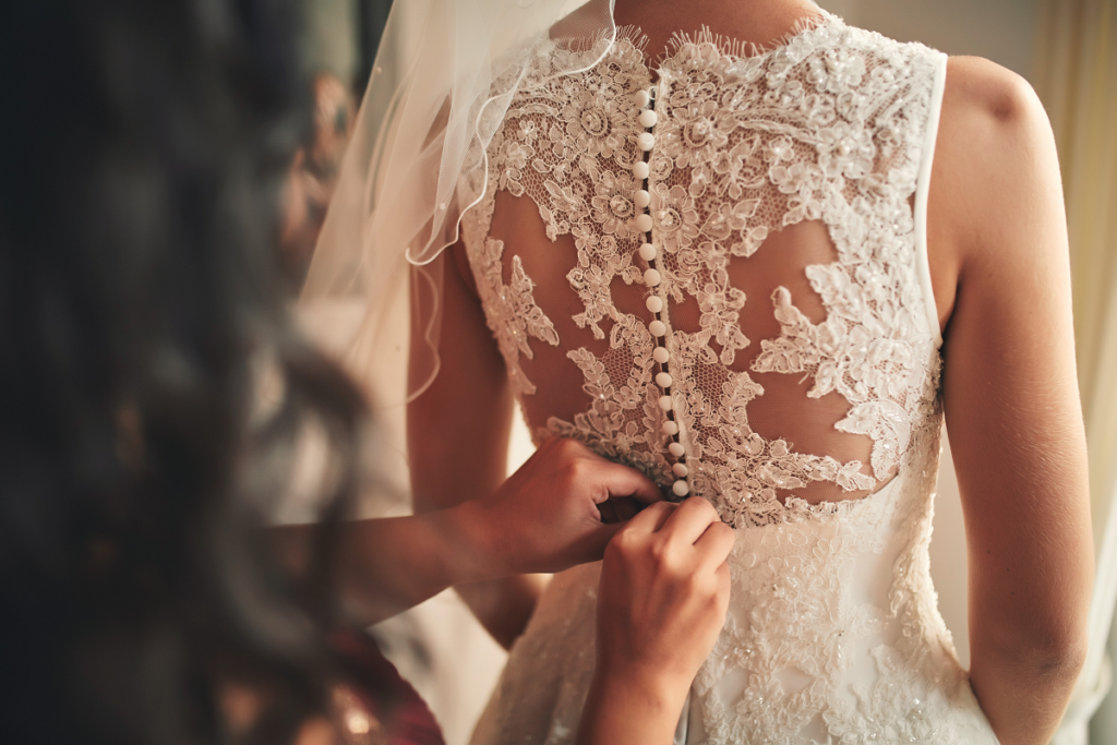 Z czym najlepiej zestawić elegancką sukienkę na ślub?