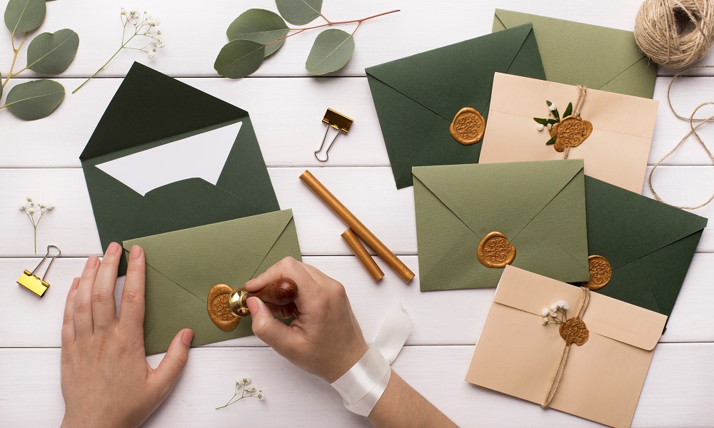 Jak zrobić zaproszenia ślubne - zielone koperty ze złotą pieczęcią
