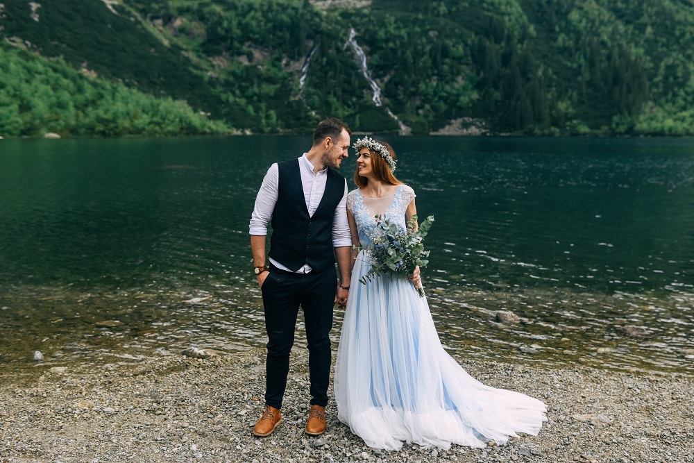suknia ślubna rustykalna - para młoda podczas sesji nad jeziorem