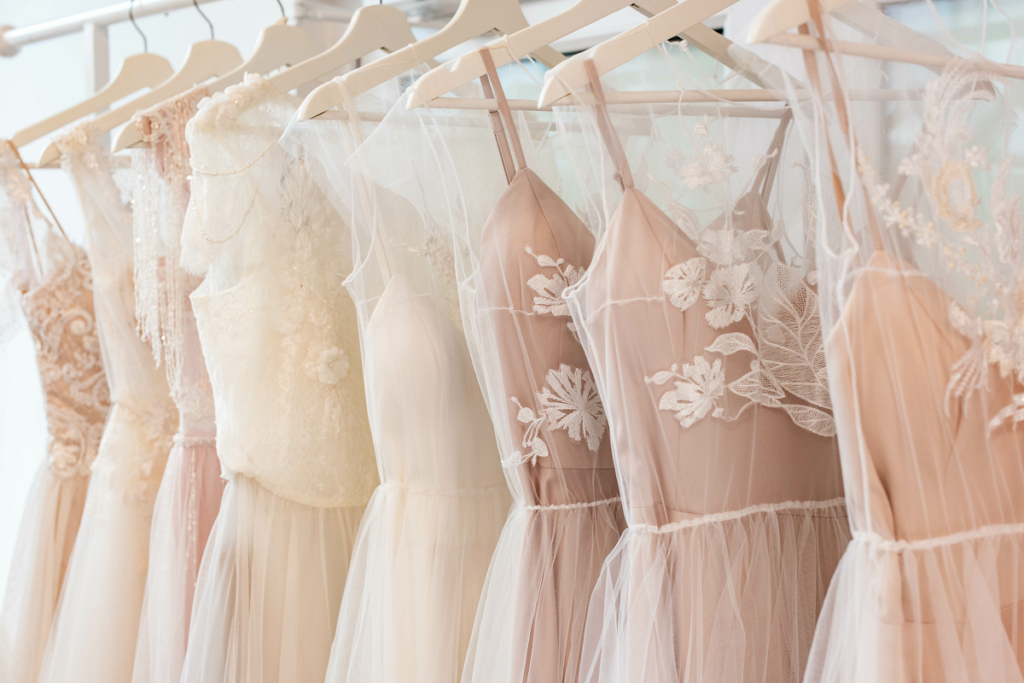 Jakie modele sukien ślubnych będą królowały w 2022 roku? Wedding planner podpowiada!