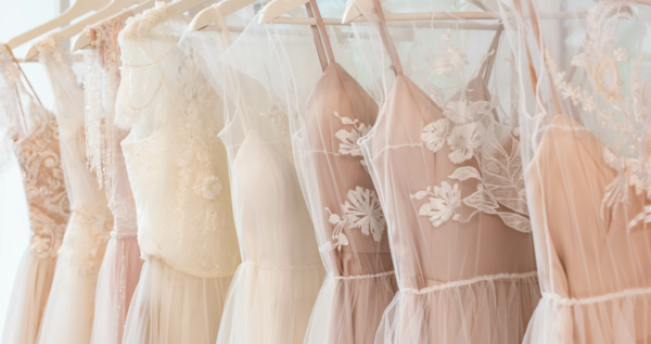 Jakie modele sukien ślubnych będą królowały w 2022 roku? Wedding planner podpowiada!
