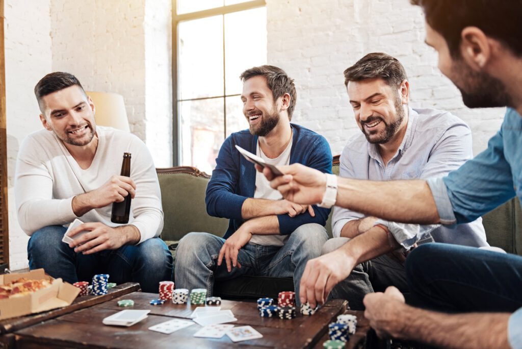 zabawy na kawalerski - mężczyźni grający w pokera