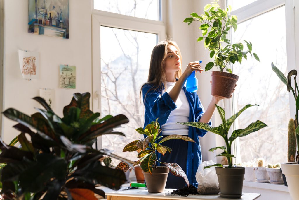 prezent na dzień matki-kobieta stoi w pomieszczeniu z roślinami