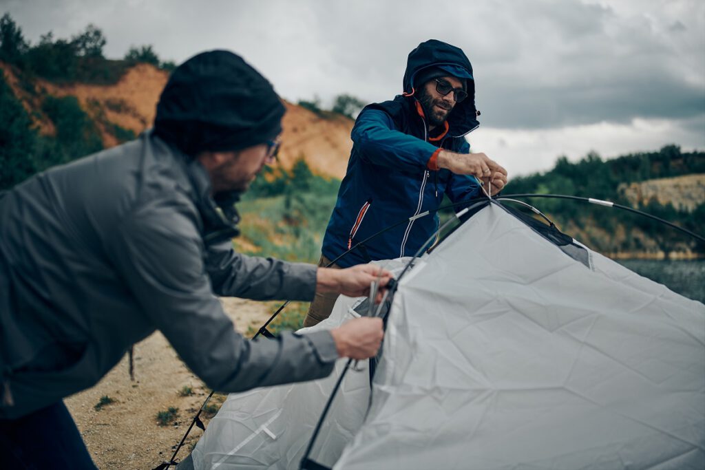 zabawy na kawalerski - mężczyźni rozkładają namiot