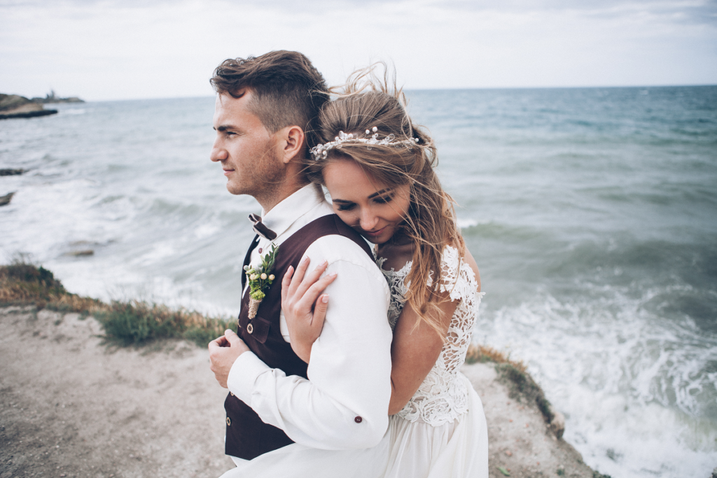 Urlop okolicznościowy ślub - nowożeńcy na plaży