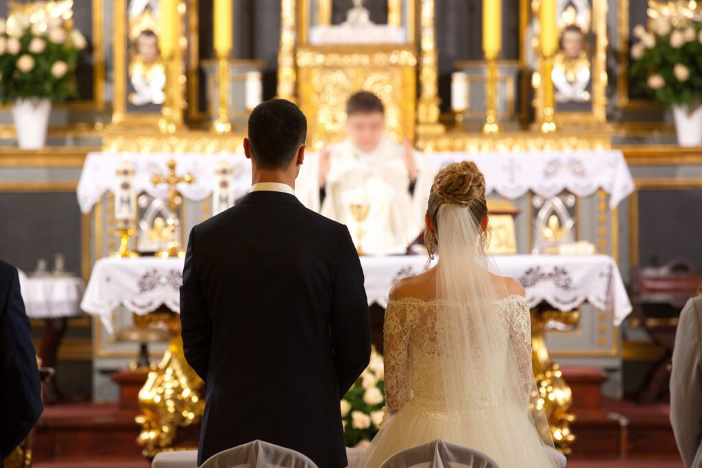 ślub w innej parafii  -para młoda podczas ceremonii ślubu kościelnego