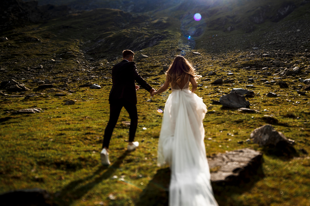 Urlop okolicznościowy ślub - para młoda podczas sesji w górach