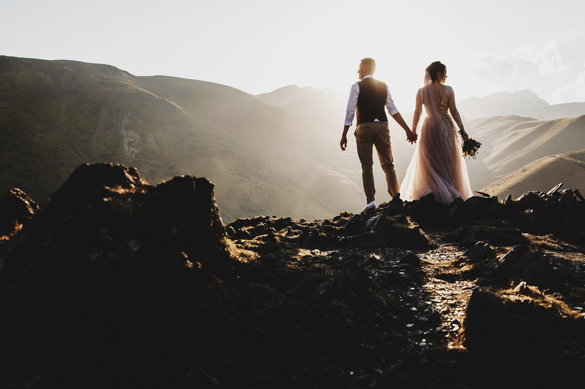 Urlop okolicznościowy ślub - para młoda w górach
