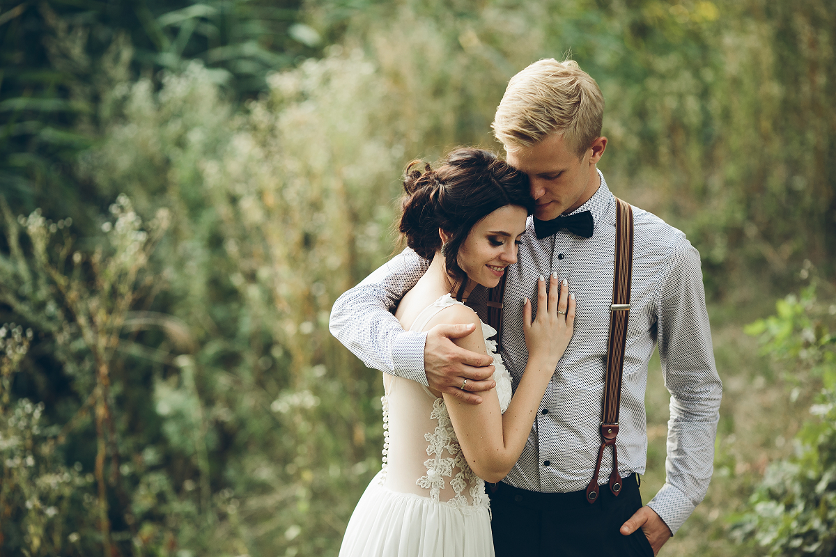 Urlop okolicznościowy ślub - przytulająca się para młoda
