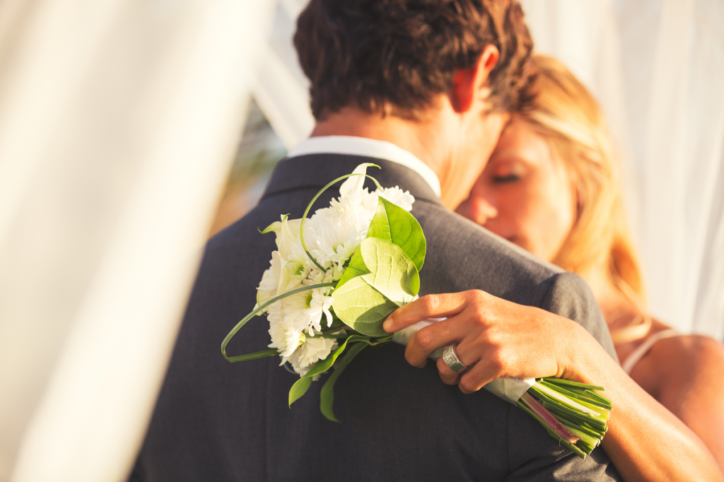 Urlop okolicznościowy ślub - przytulona para młoda 