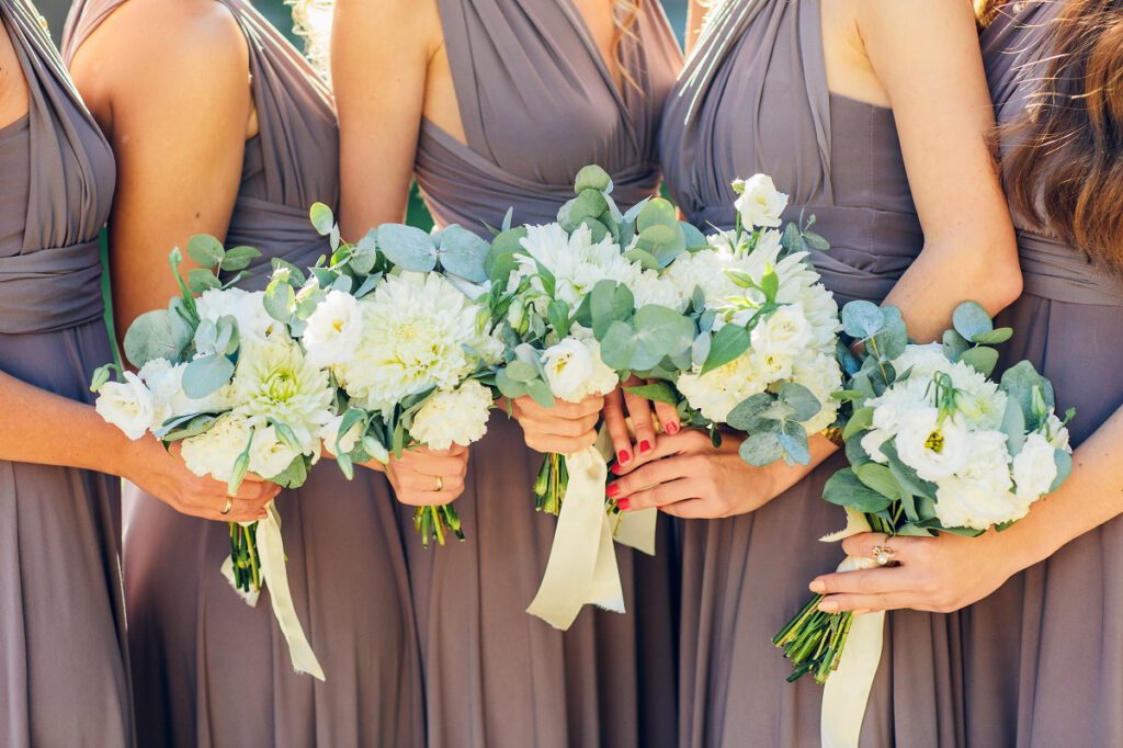 jak się ubrać na wesele - druhny z kwiatami na weselu