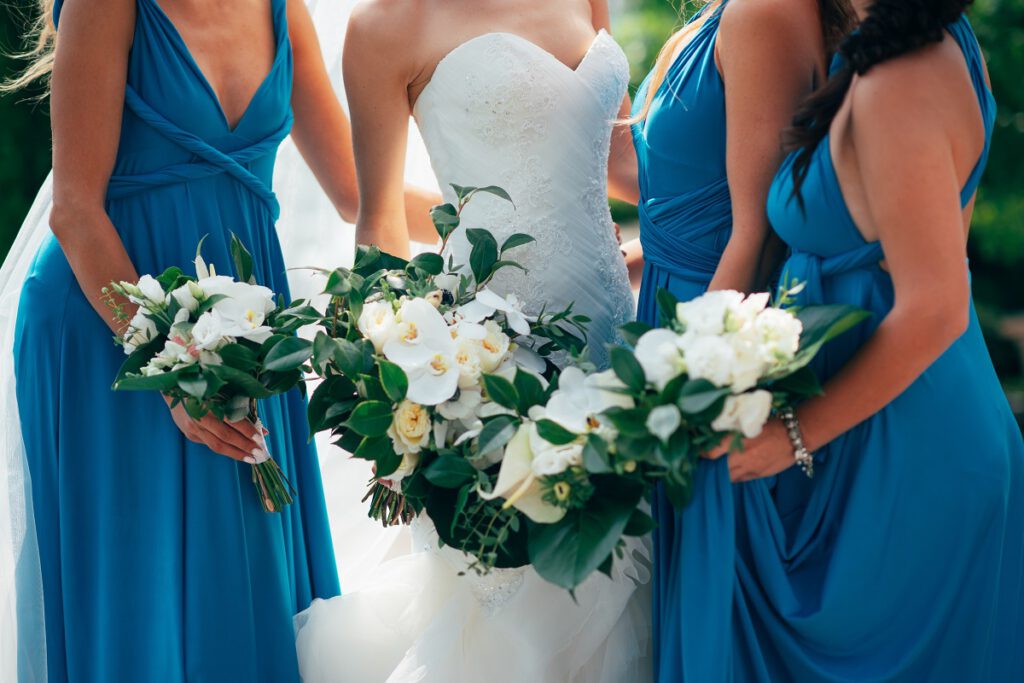 jak się ubrać na wesele - panna młoda i druhny w niebieskich sukienkach
